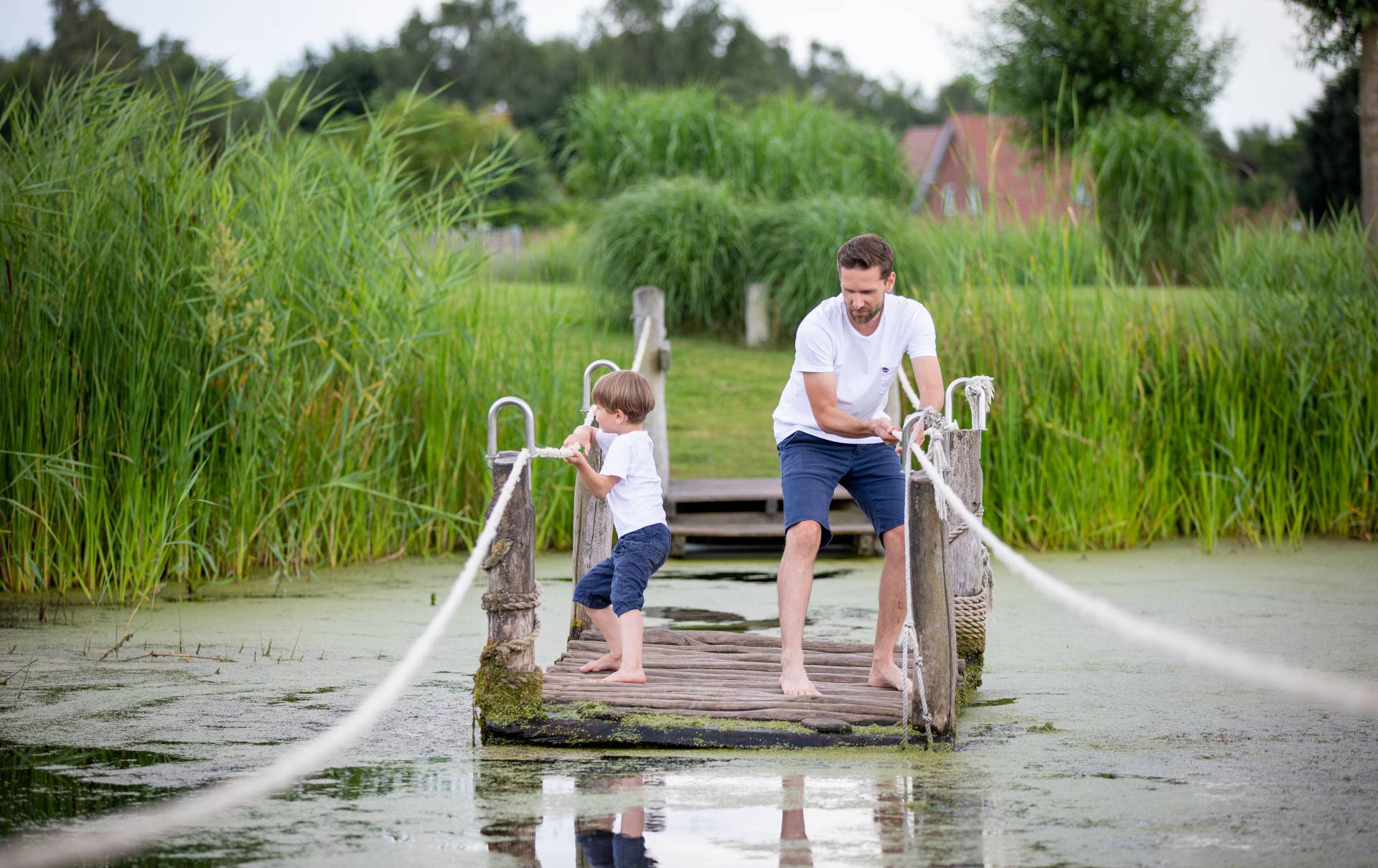 Vater & Sohn auf Wackelfloß „Wellenreiter“