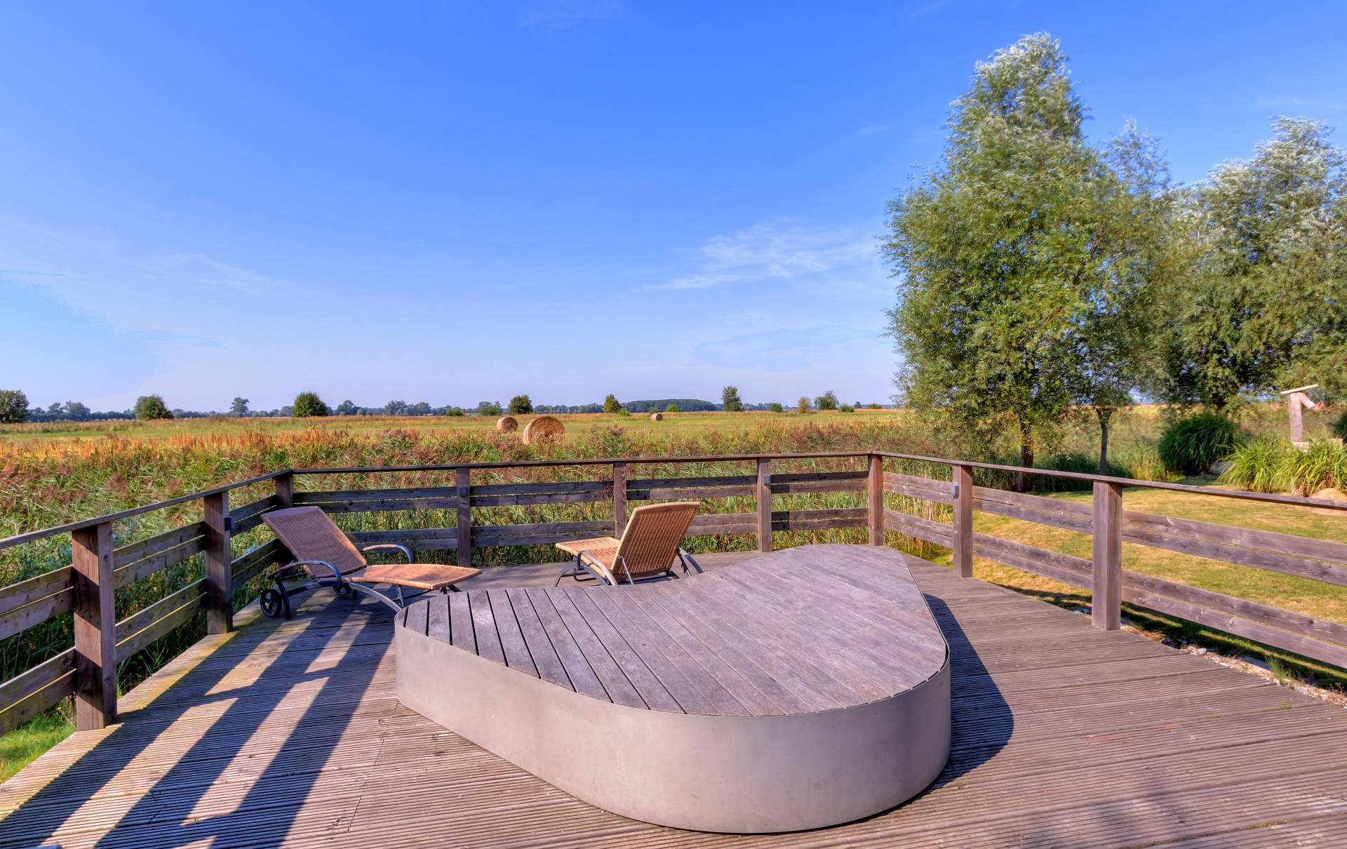 Entspannungsliegen im Park um die Taverne Smutje