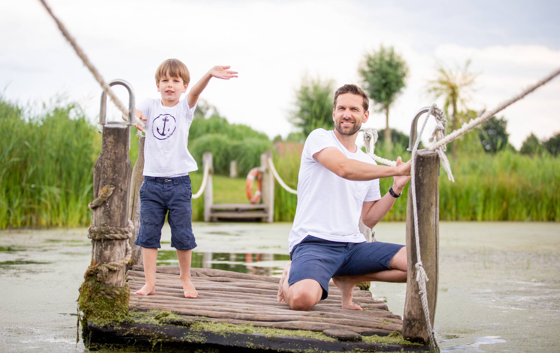 Vater und Sohn auf einem Floß im Familienhotel Seeklause Trassenheide