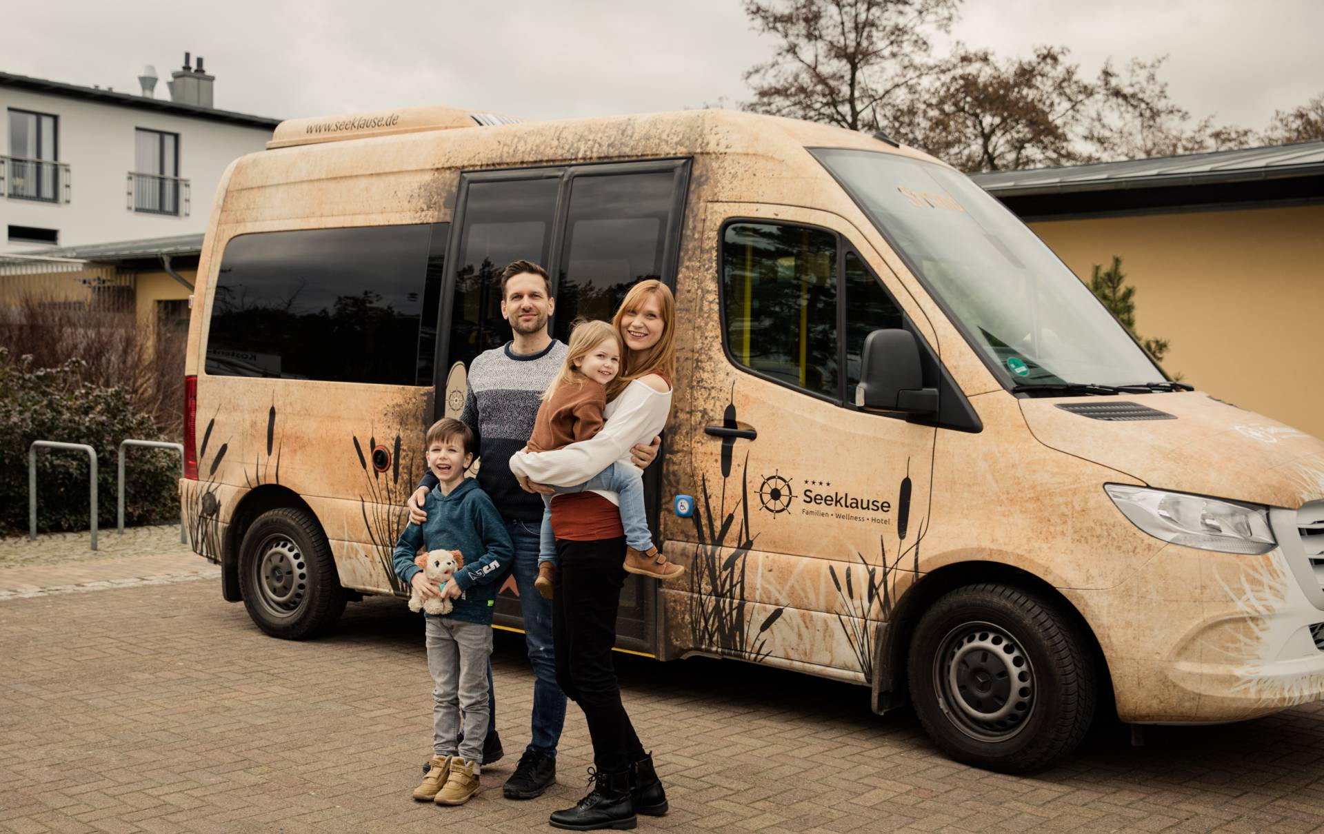 Familie beim Shuttle-Service der Seeklause Trassenheide