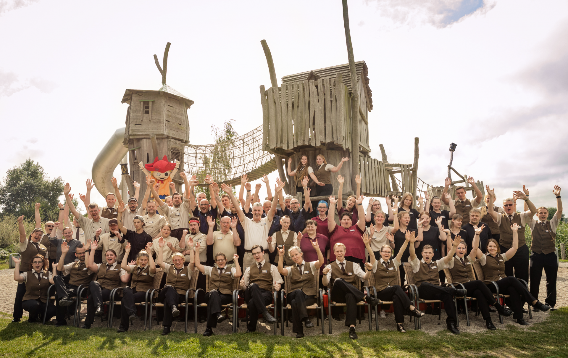 Teamfoto vor Piratenschiff Familienhotel Seeklause Usedom