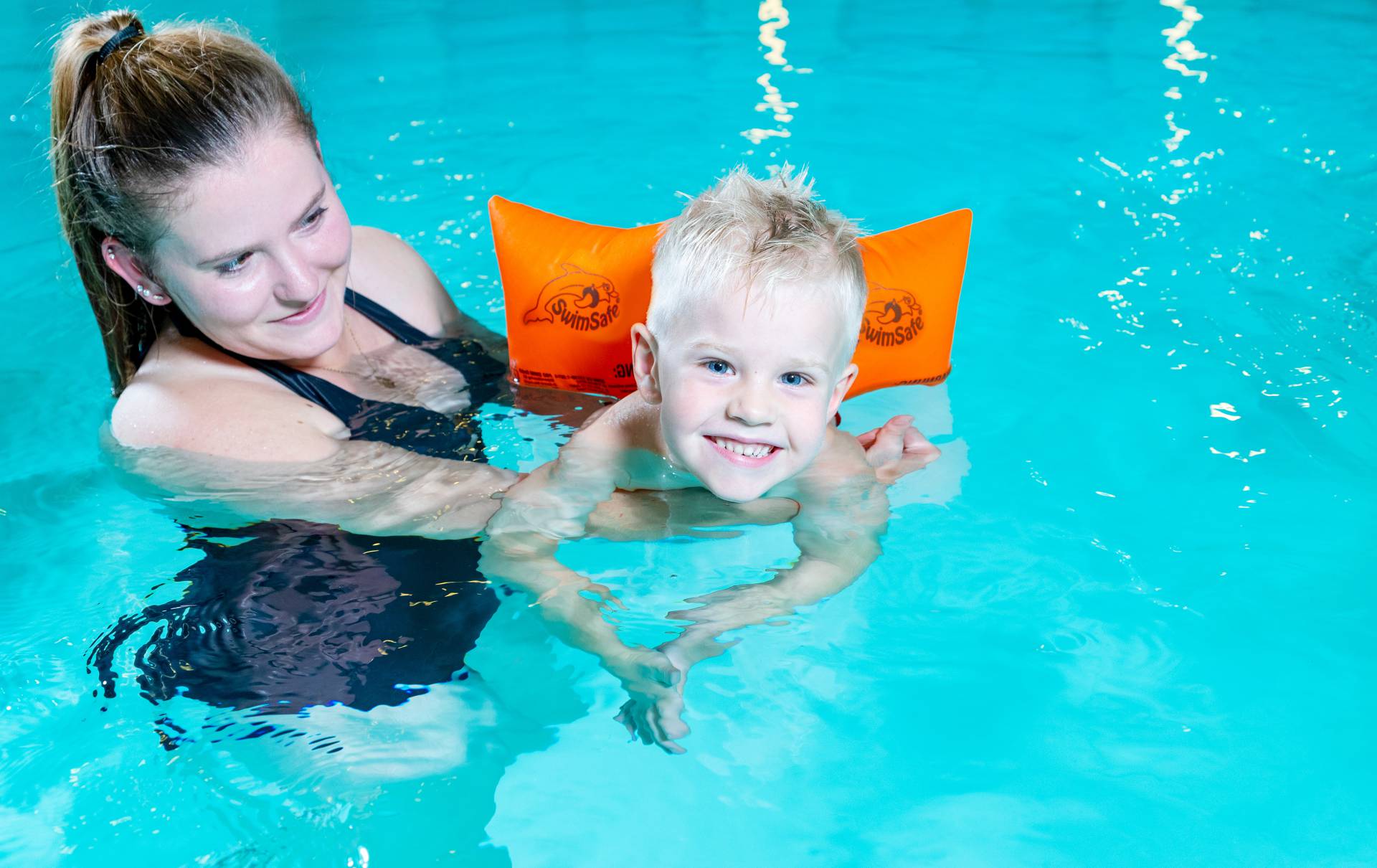 Mutter und Kind mit Schwimmflügeln beim Kinderschwimmkurs Hotel Seeklause Usedom