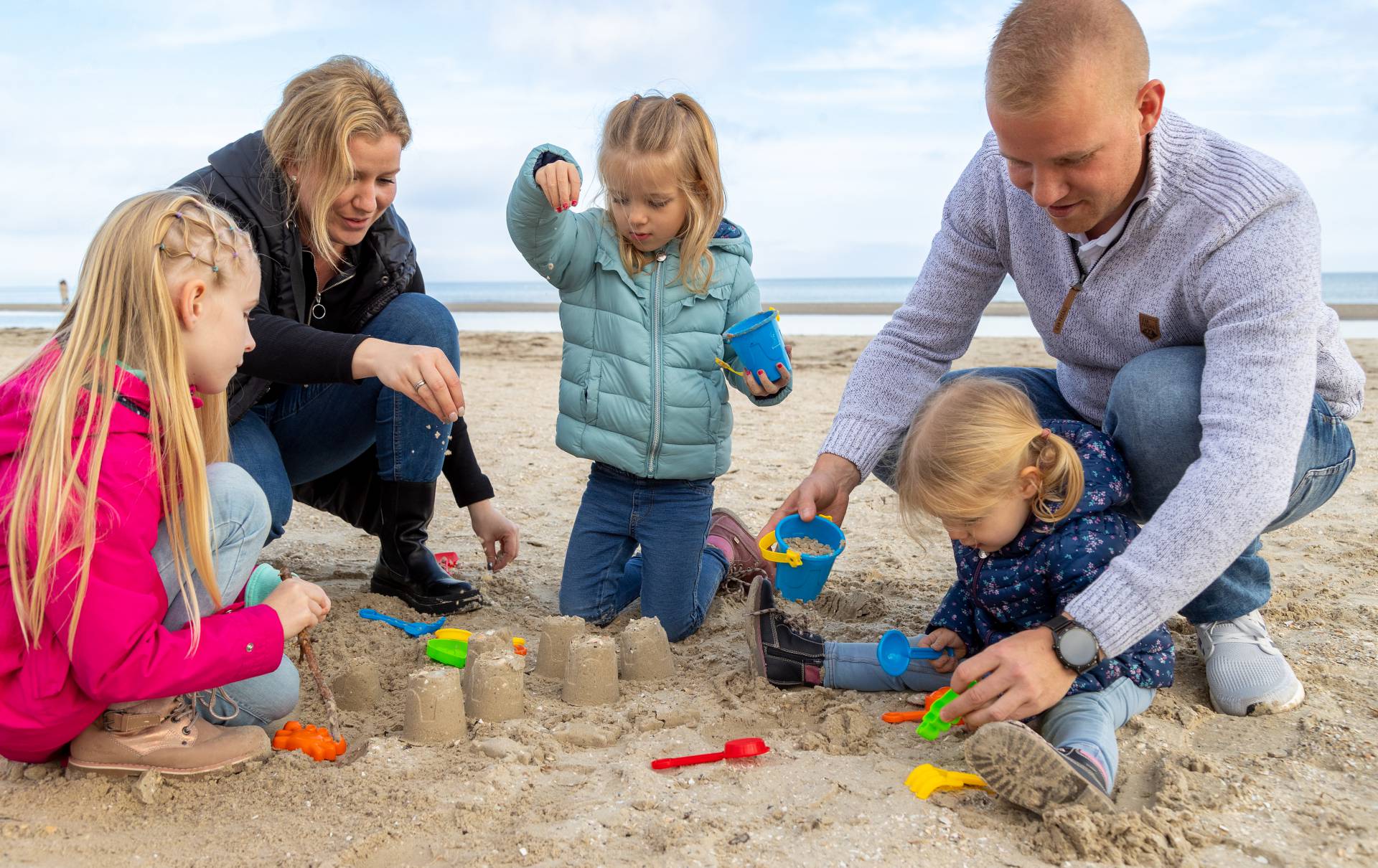 Spielen mit den Kindern am Strand