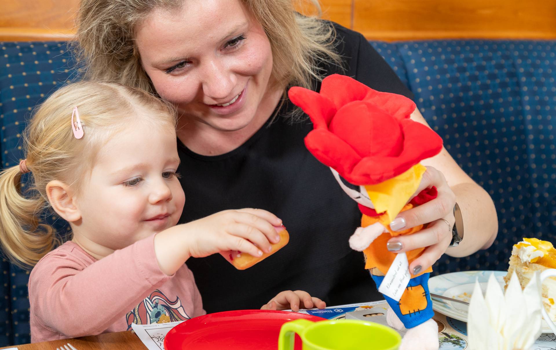 Mama & Tochter im Restaurant