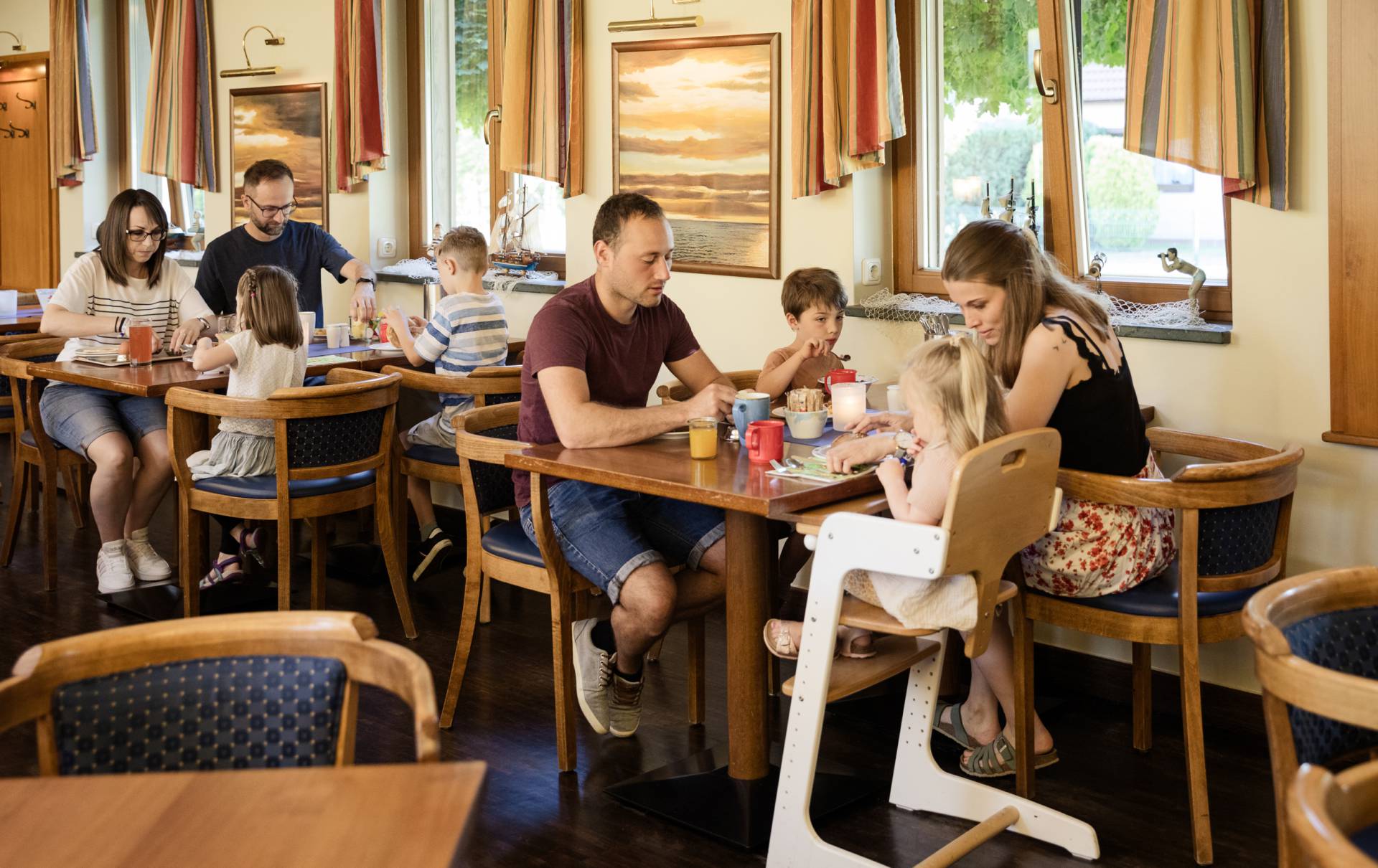 Familie beim gemeinsamen Frühstück in Hotel Seeklause