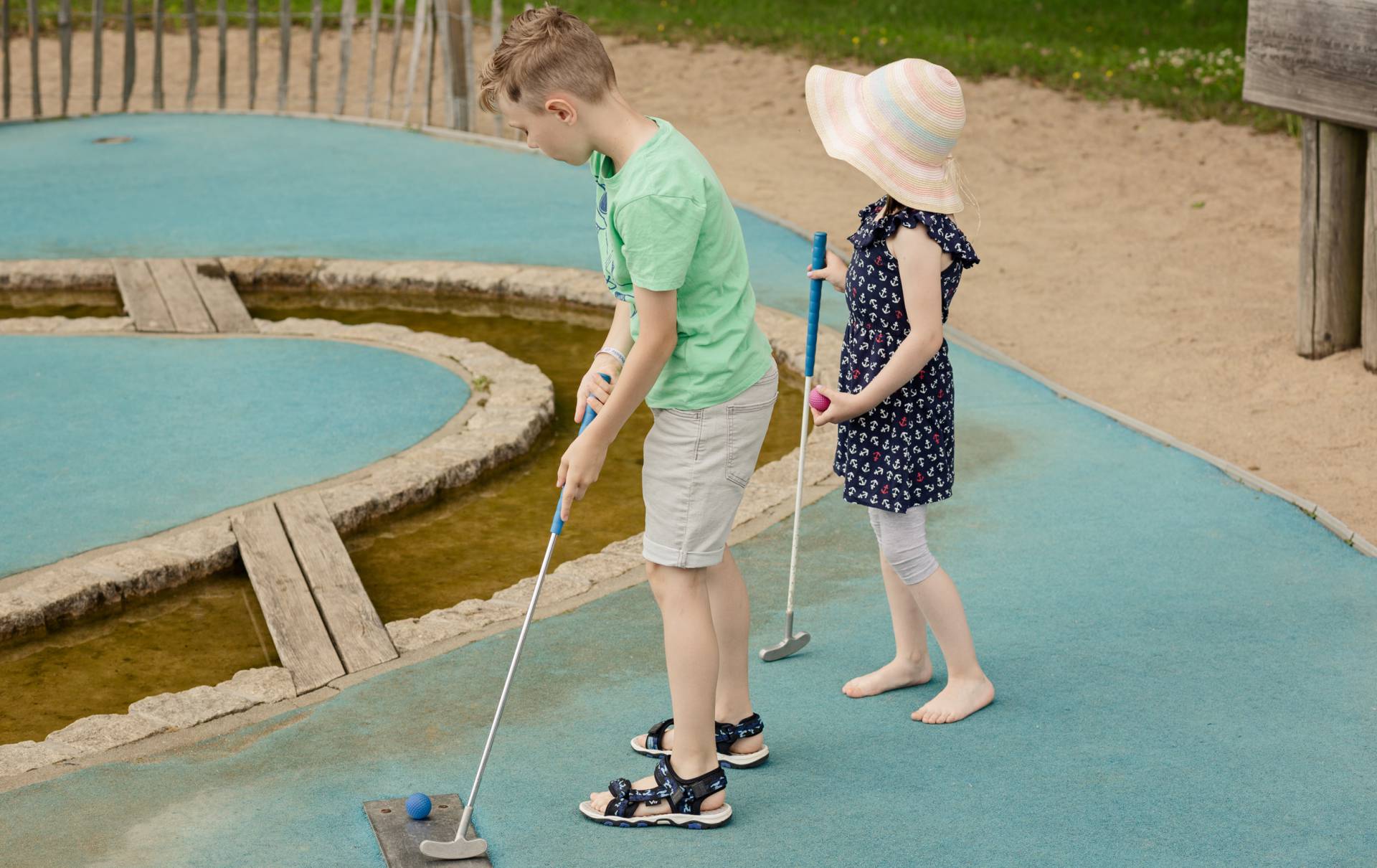 Zwei Kinder spielen Minigolf beim Piraten-Minigolf Piraten der Ostsee in Trassenheide