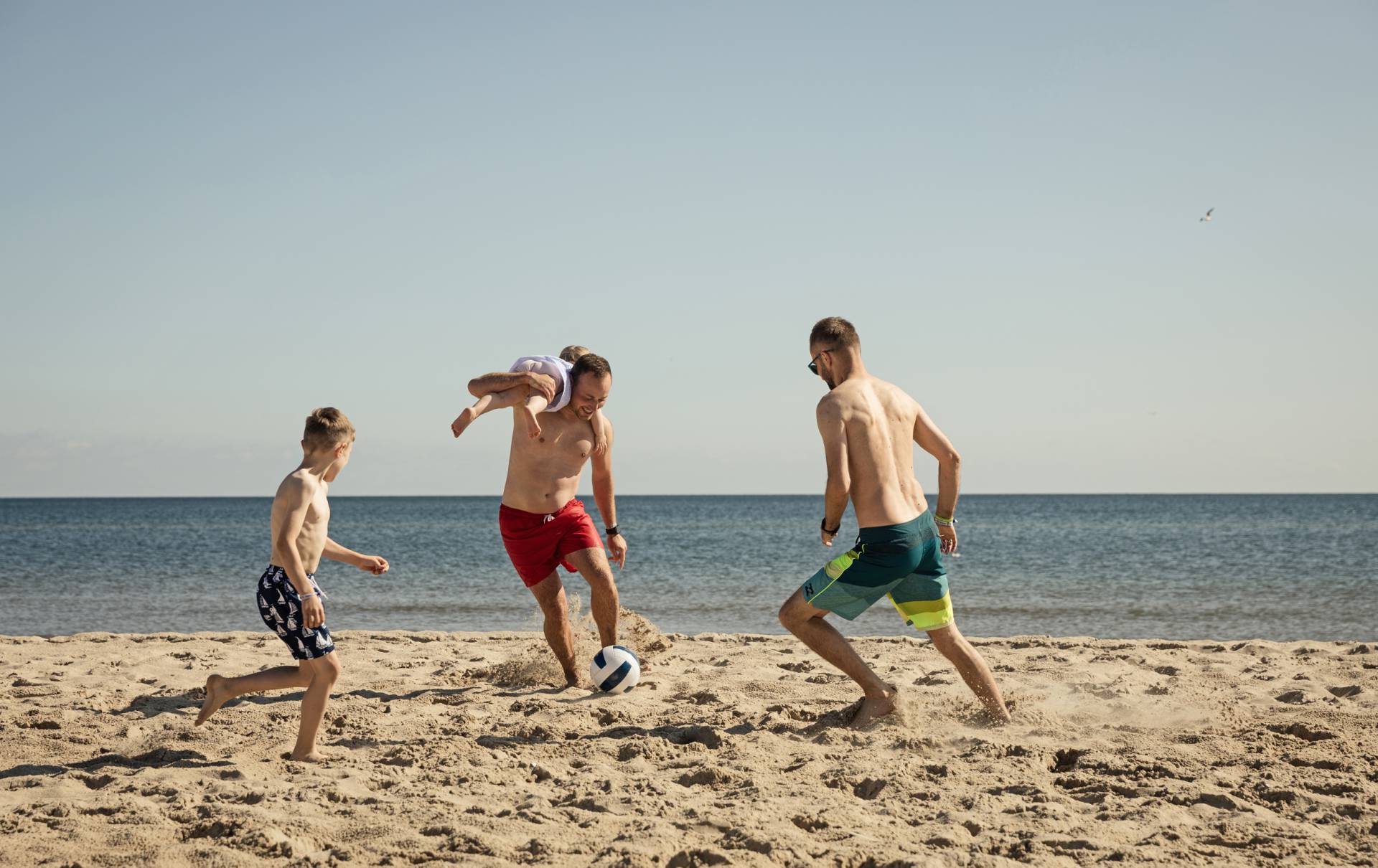 Fußballspielen am Strand 