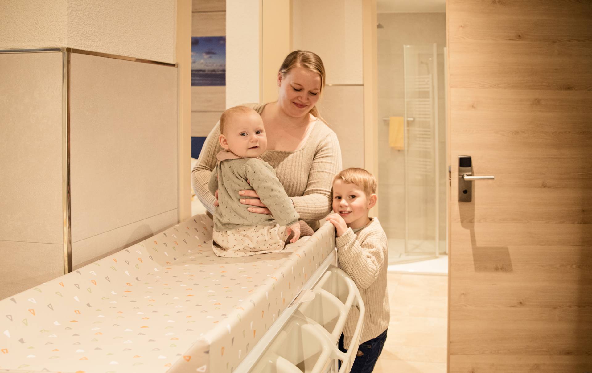 Mutter mit Kindern in familienfreundlichem Hotelzimmer in der Seeklause