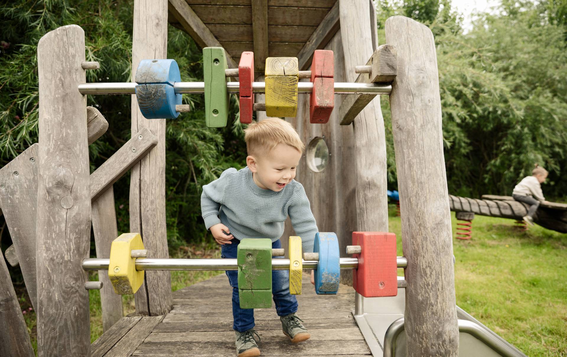 Kleinkind im Outdoor-Spielbereich im Familien Wellness Hotel Seeklause