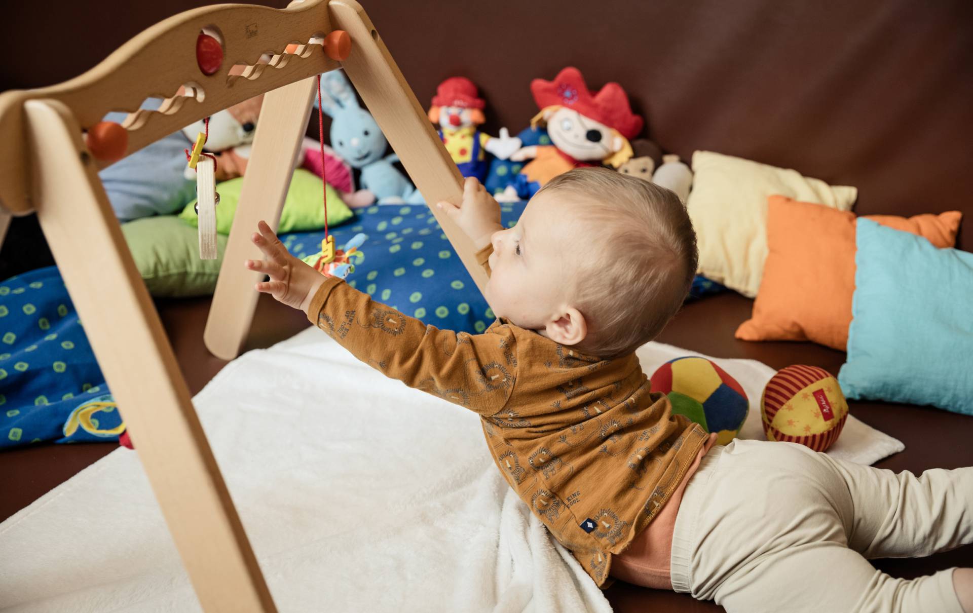 Baby spielt mit Spielebogen im Familien Wellness Hotel Seeklause