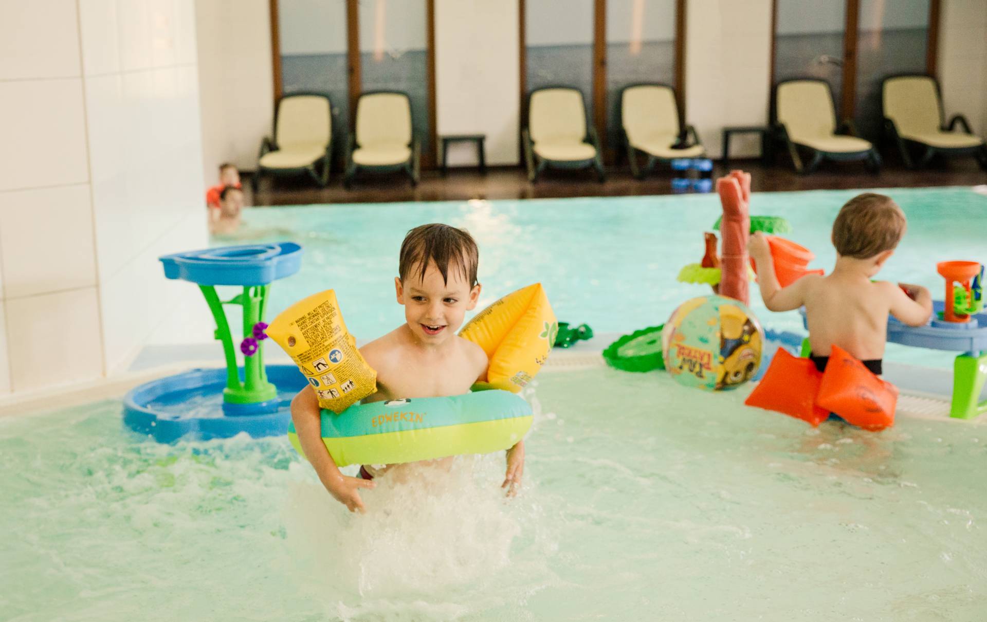 Kinder spielen im Kinderbecken