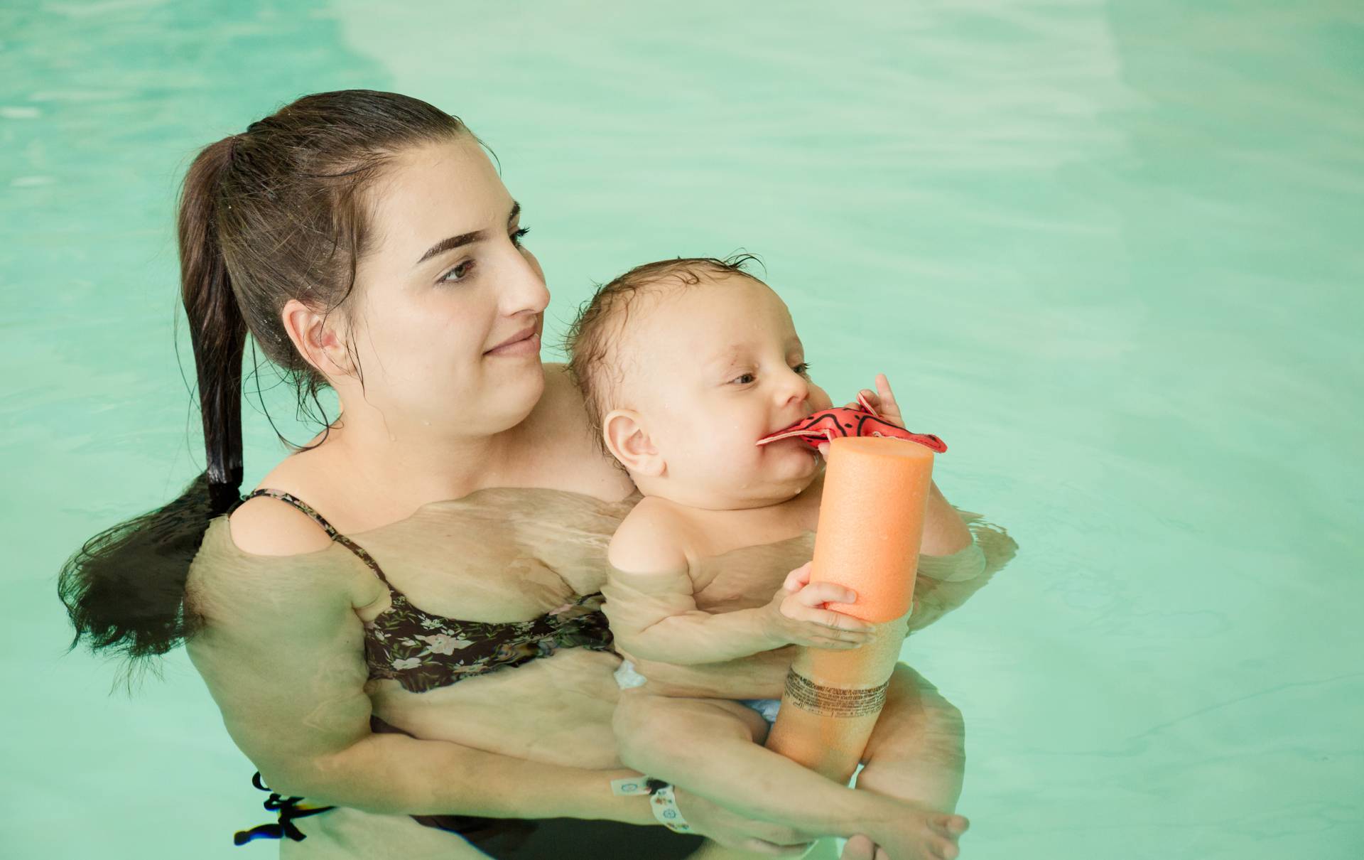 Baby mit Mama beim Babyschwimmen im Hotel Seeklause