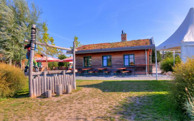 Haus auf dem Außenspielplatz der Seeklause Usedom