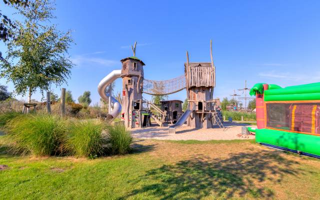 Klettertürme und Hüpfburg auf der Pirateninsel Usedom