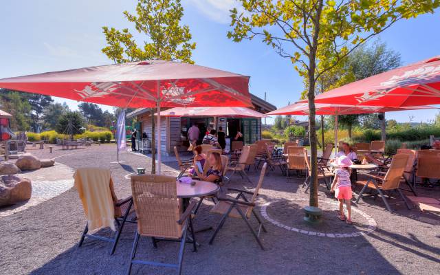 Bestuhlung und Sonnenschirme vor der Taverne Smutje