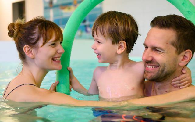 Familie im Pool Hotel Seeklause
