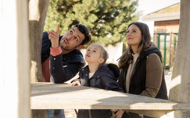 Eltern mit Tochter auf dem Spielplatz der Seeklause in Trassenheide