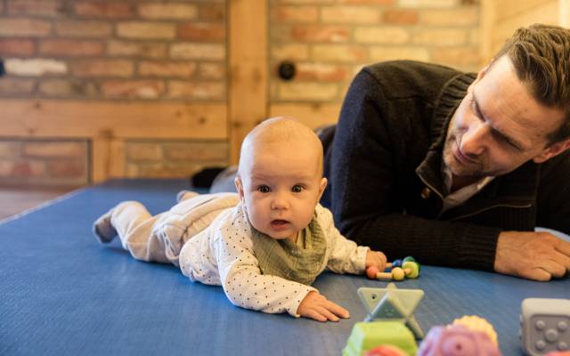 Baby und Papa auf blauer Spielmatte im Familien Wellness Hotel Seeklause Usedom