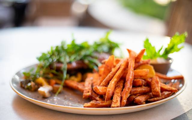 Süßkartoffelpommes mit Salat