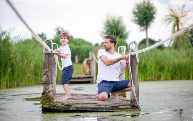 Vater & Sohn auf Wackelfloß „Wellenreiter“