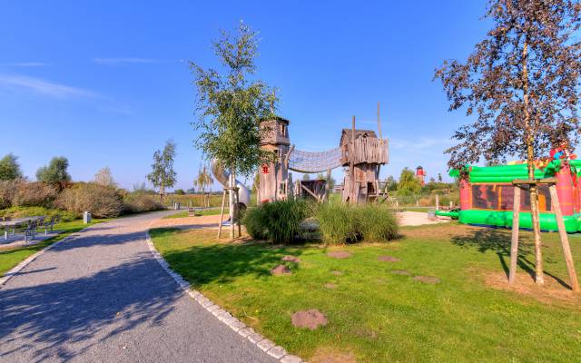 Spielplatz mit Hängebrücke und Rutsche