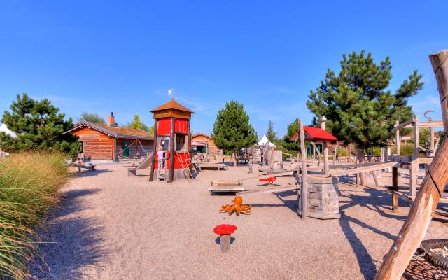 Spielplatz mit Kletterturm 