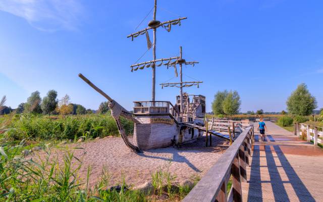 Piratenschiff auf der Piraten-Insel-Usedom im Sommer