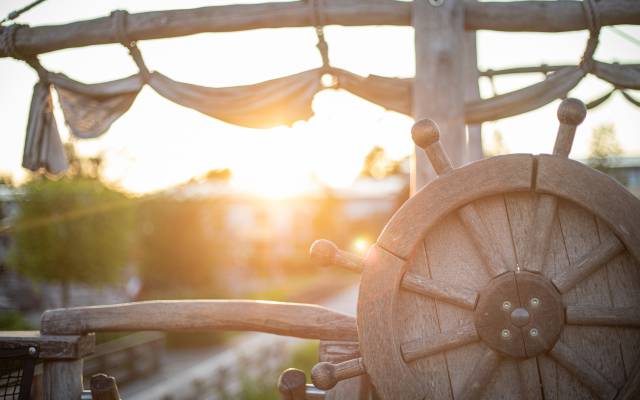 Steuerrad des Piratenschiffs im Sonnenuntergang