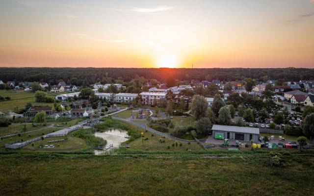 Gelände Familien Wellness Hotel Seeklause in Abenddämmerung