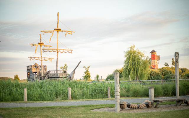 Piratenschiff und Leuchtturm