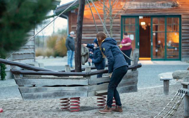 Mutter & Sohn spielen auf dem Abenteuerspielplatz