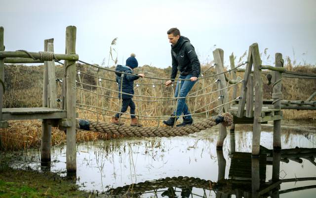 Vater & Sohn auf dem Abenteuerspielplatz