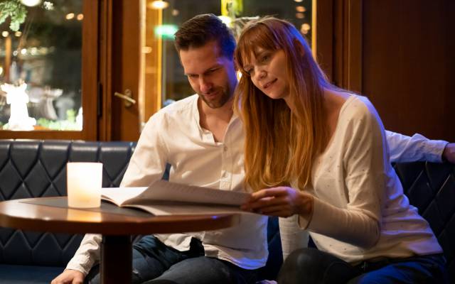 Eltern in der Hotelbar "Kompassdeck"