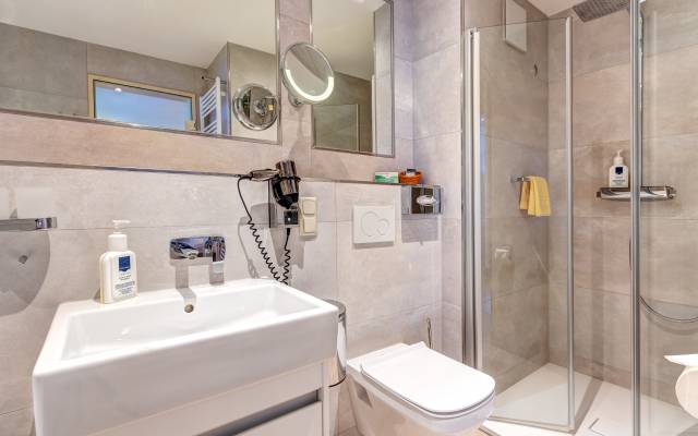 Badezimmer mit Dusche im Hotel Seeklause